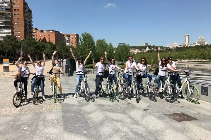 Tour en bici eléctrica por Madrid
(Grupo pequeño - semi Privado)