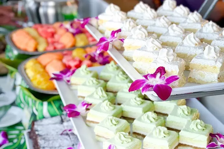 Honolulu: Pacific Star Sunset Dinner Cruise and Show