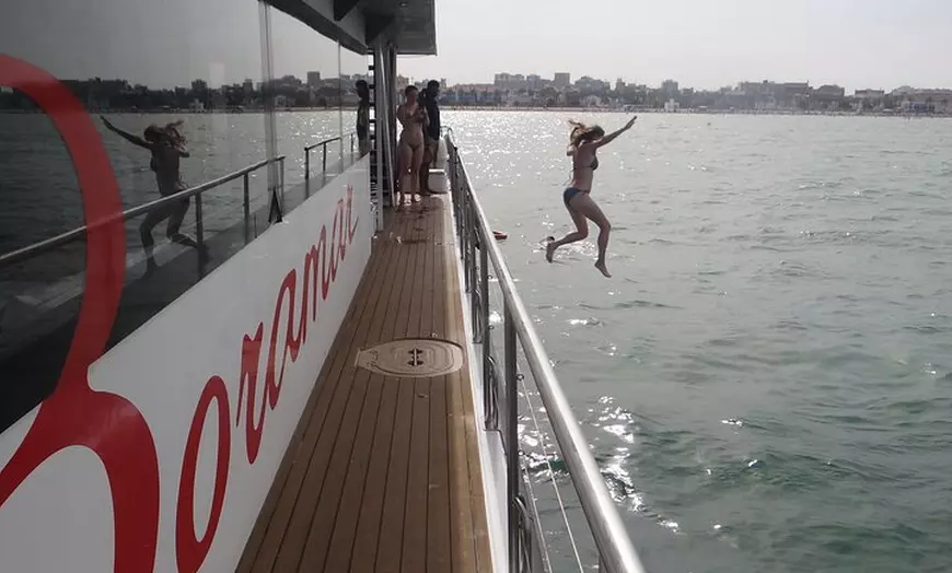 Image 5: Navegación en Catamarán y baño desde el Puerto de Valencia