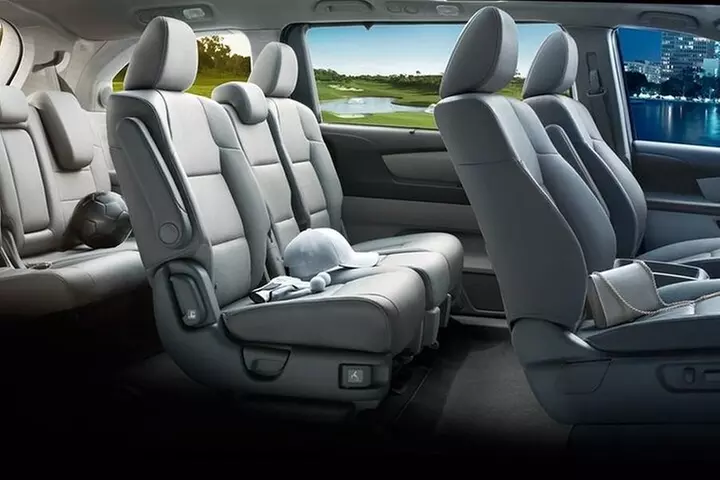 Honolulu Airport & Waikiki Hotels Private Transfer by Minivan (up t...