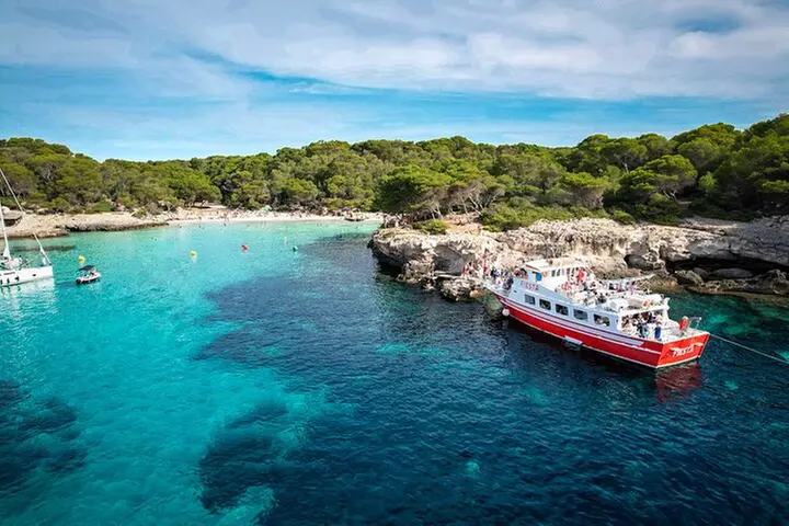 Excursión en barco durante todo el día, comida y traslado incluidos.