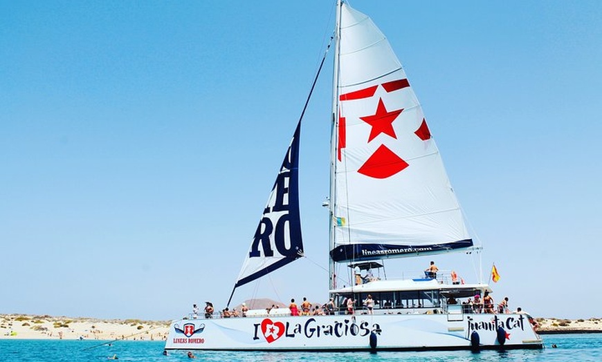 Image 1: Excursión en catamarán a la isla de La Graciosa