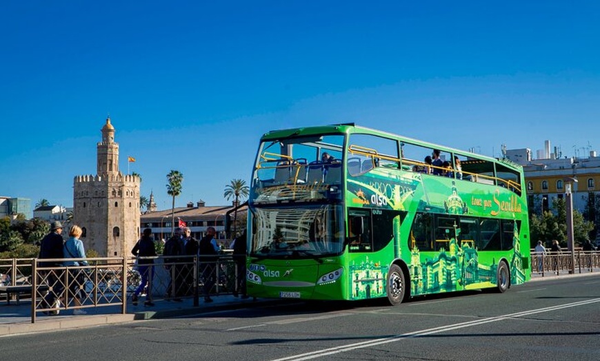 Image 1: Recorrido en bus turístico por Sevilla