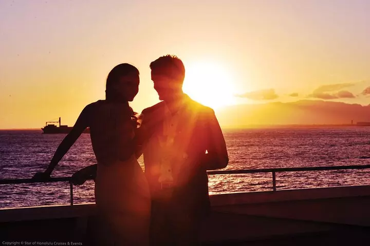 Honolulu: Pacific Star Sunset Dinner Cruise and Show