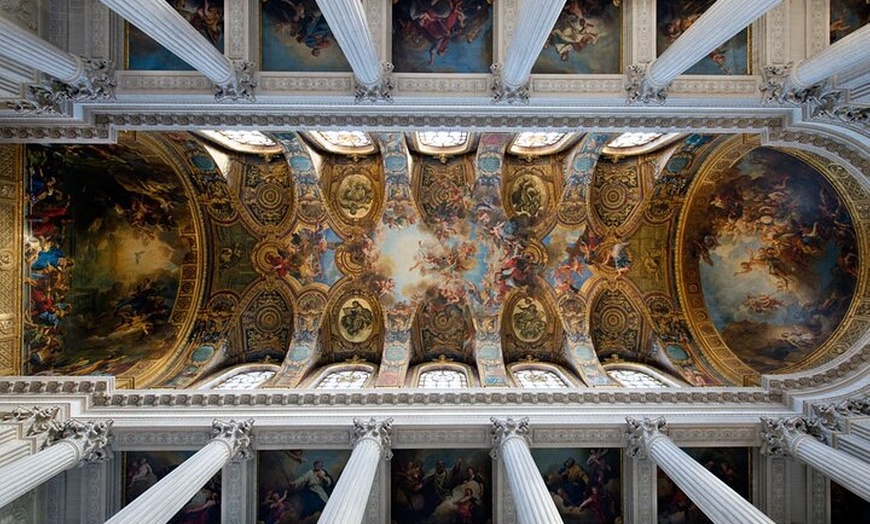 Image 6: Visite guidée en petit groupe du château de Versailles avec accès a...