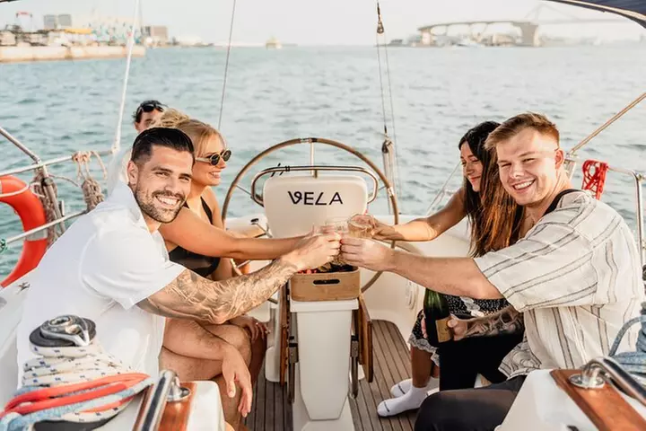 Crucero al atardecer en Barcelona liderado por Young & Local Captain
