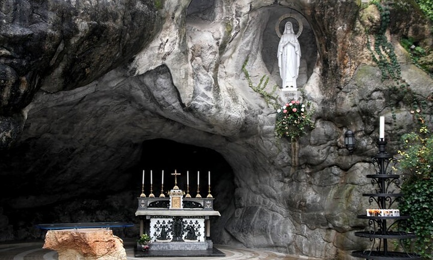 Image 6: Visite guidée privée des points forts de Lourdes adaptée aux enfant...