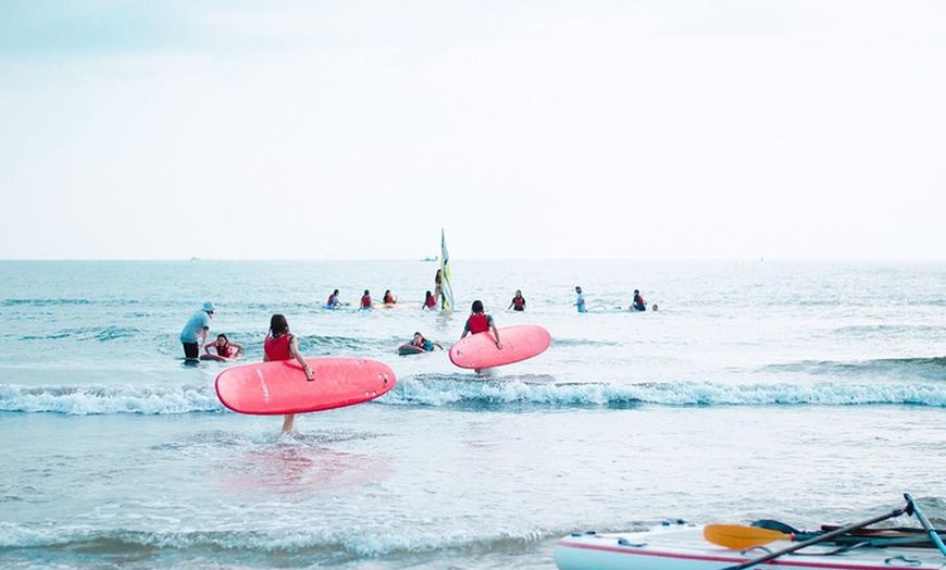 Image 4: Lección de surf en la playa de valencia.