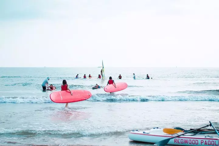 Lección de surf en la playa de valencia.