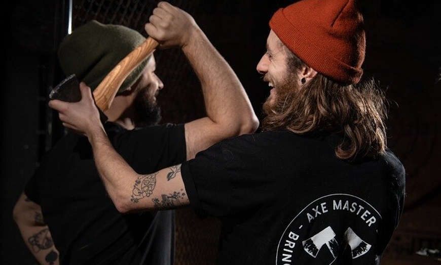 Image 4: Geführtes Axtwerfen in der Frankfurter Altstadt