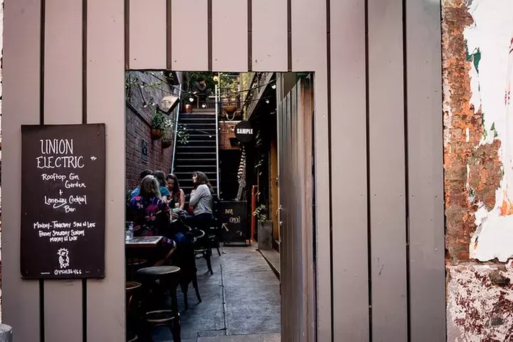 Melbourne History Walk with Bar Stops & Local Stories