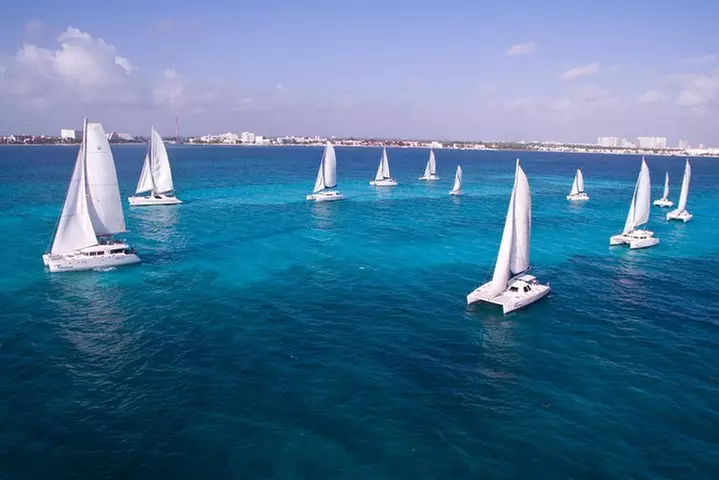 Top Sailing to Isla Mujeres with lunch and open bar from Cancun