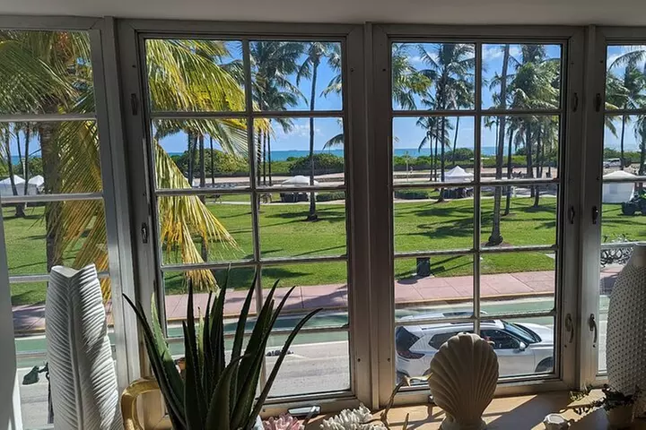 Award-winning Art Deco & Hidden Gems Walking Tour in Miami Beach