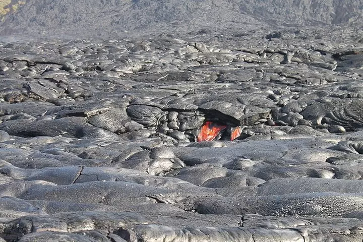 Private Tour from Hilo to Hawaii Volcanoes Natl Park Mercedes Van
