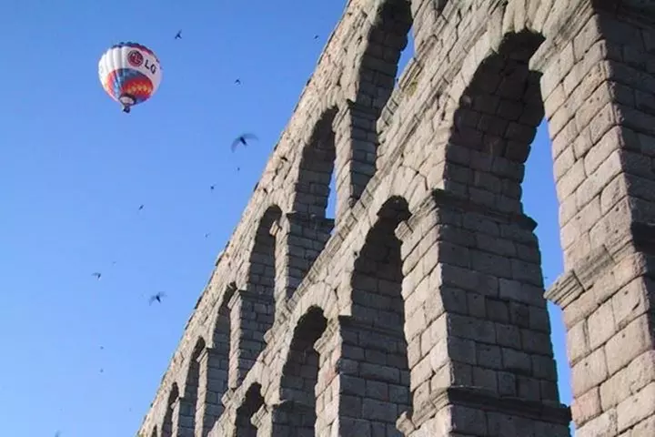 Segovia desde los cielos: Paseo en globo al amanecer