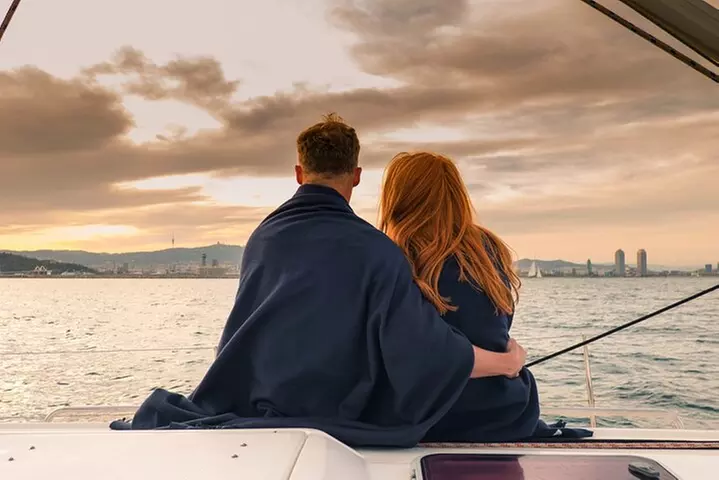 Crucero al atardecer en Barcelona liderado por Young & Local Captain