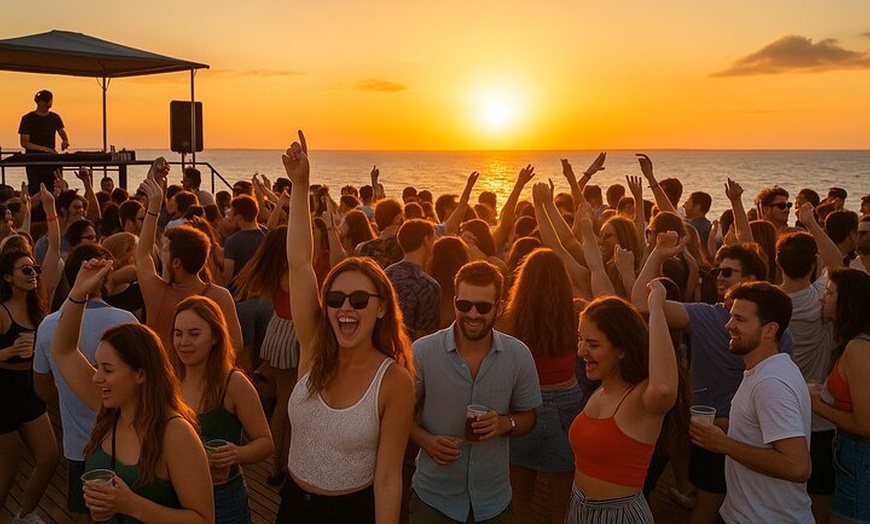 Image 4: Barcelona Boat Party con bebidas gratis y DJ