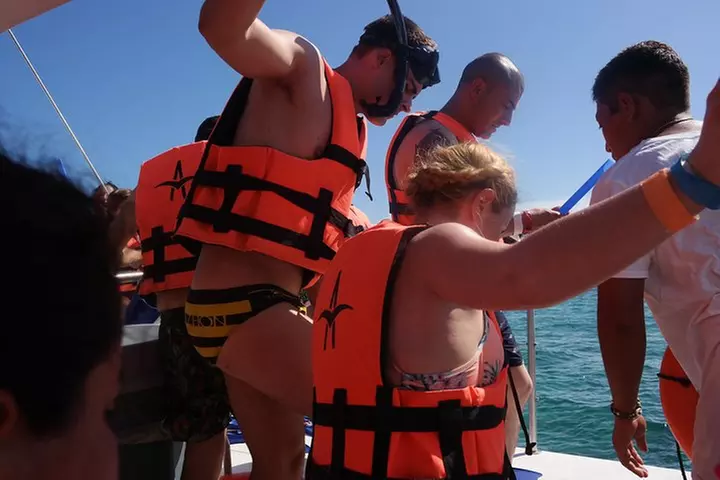 Top Sailing to Isla Mujeres with lunch and open bar from Cancun