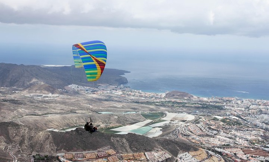 Image 12: Experiencia épica de parapente en Tenerife con el equipo campeón de...