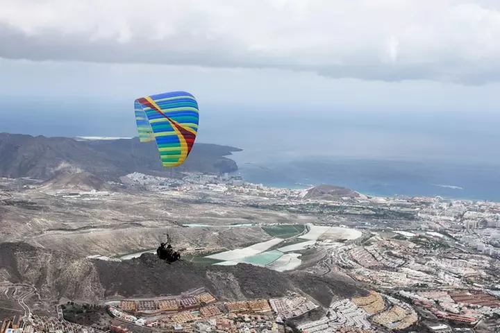 Experiencia épica de parapente en Tenerife con el equipo campeón de...