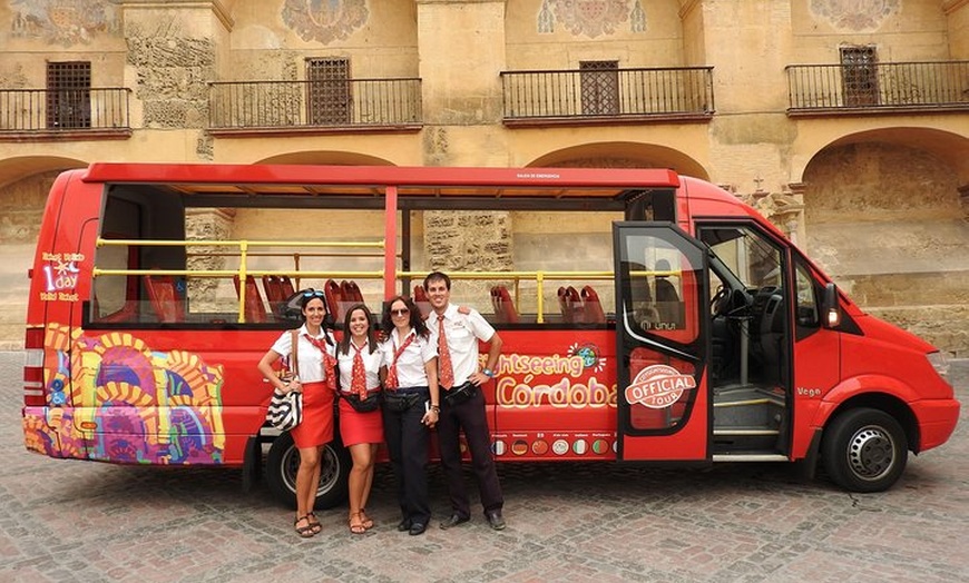 Image 6: Recorrido en autobús turístico con paradas libres por la ciudad de ...