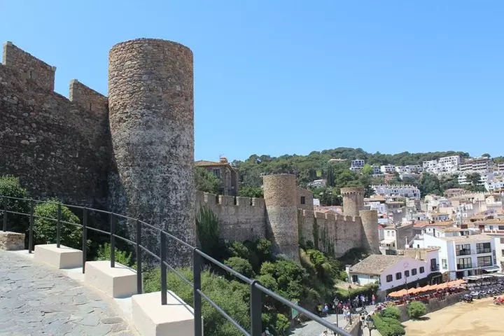 Tour turístico de un día por la Costa Brava con paseo en barco desd...