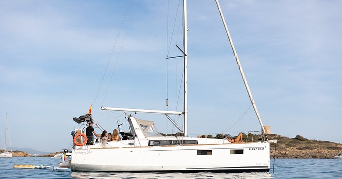Excursión privada en yate a vela al atardecer en Palma de Mallorca
