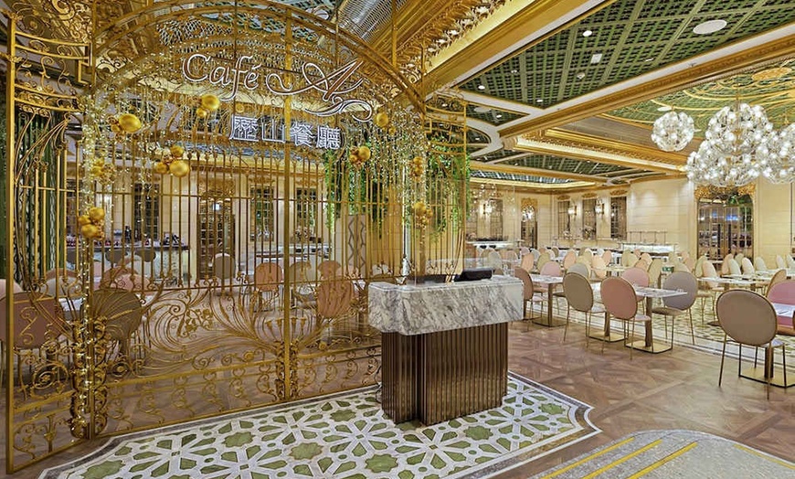 Image 5: ✈ HONG KONG - Hotel Alexandra 4* - Piscine extérieure