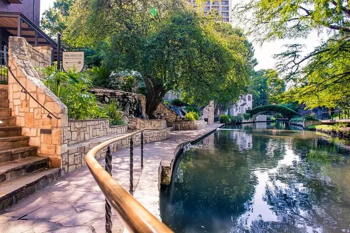 San Antonio Driving Tour From Austin with Boat Cruise & The Alamo