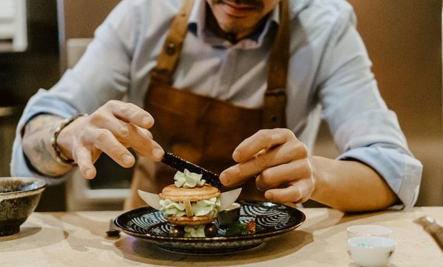 Image 1: Un dîner gastronomique avec un gagnant MasterChef à Paris