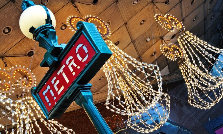 Image 2: Visite privée de la magie de Noël à Paris, de Notre-Dame à Vendôme