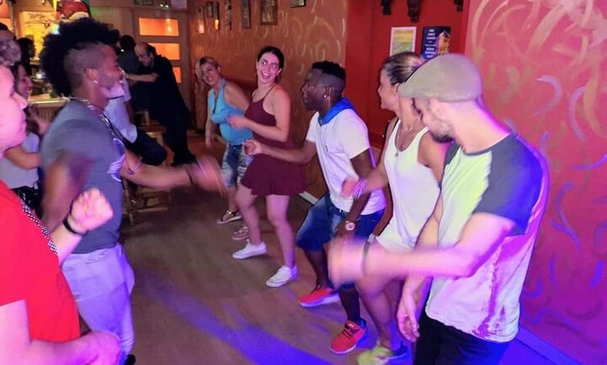Image 3: Experiencia nocturna de salsa y bailes latinos