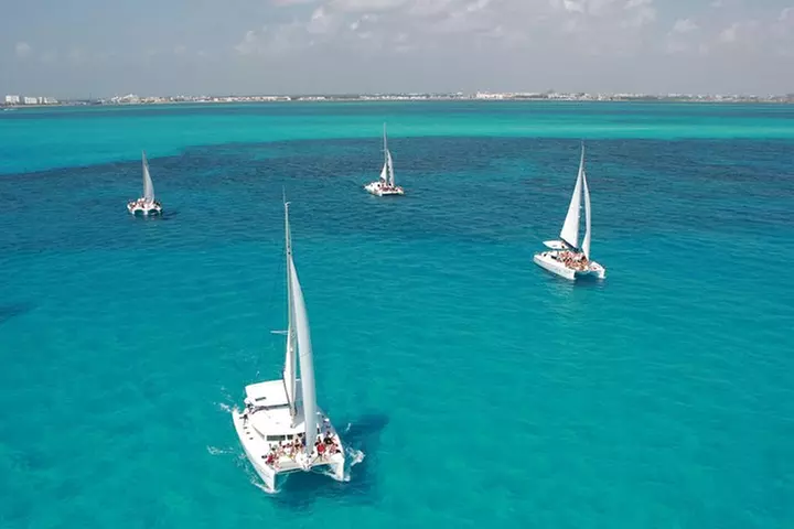 Top Sailing to Isla Mujeres with lunch and open bar from Cancun