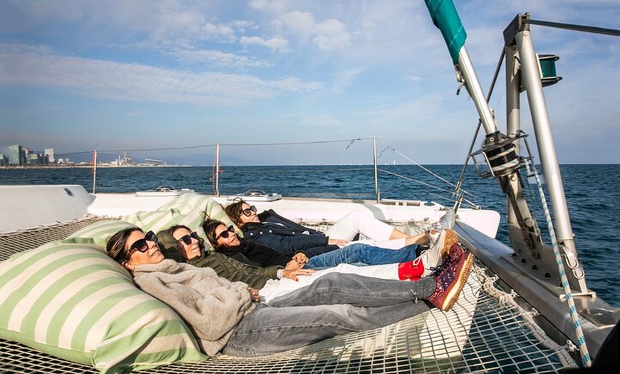 Image 11: Cata de vinos y tapas Premium de Barcelona en Catamarán - Grupo peq...