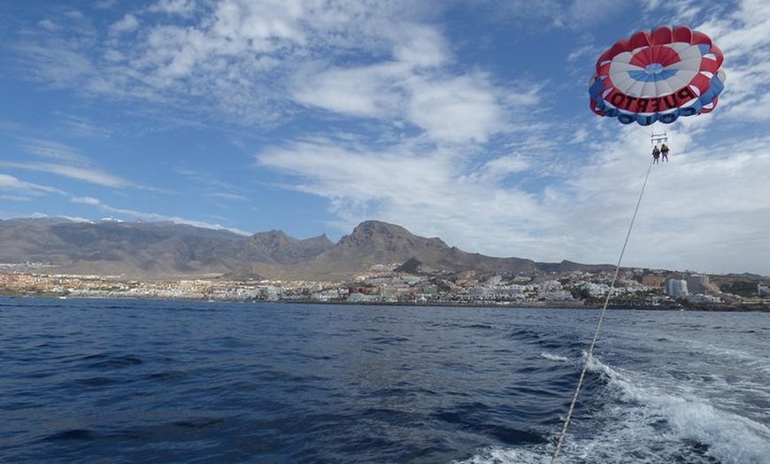 Image 4: Parascending Tenerife. Pasea sobre el mar del sur de Tenerife