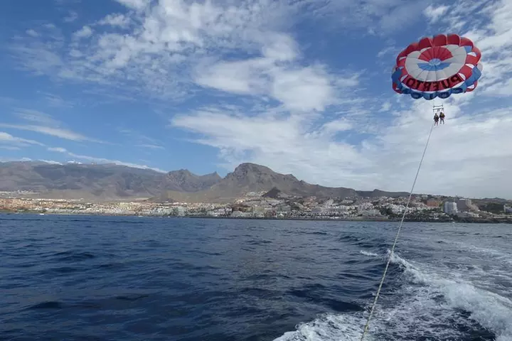 Parascending Tenerife. Pasea sobre el mar del sur de Tenerife