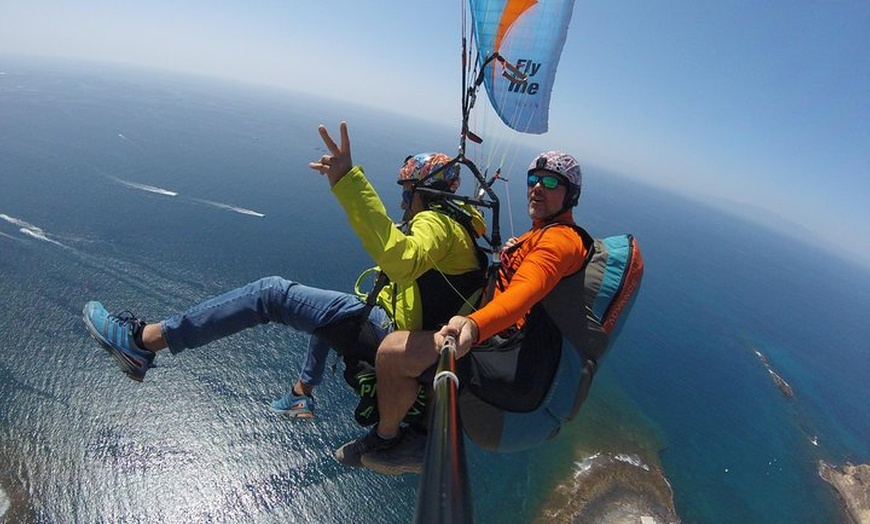 Image 39: Experiencia épica de parapente en Tenerife con el equipo campeón de...