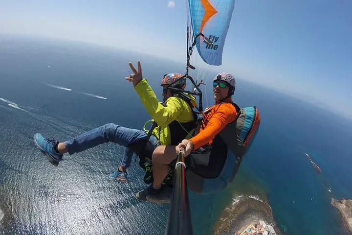 Experiencia épica de parapente en Tenerife con el equipo campeón de...
