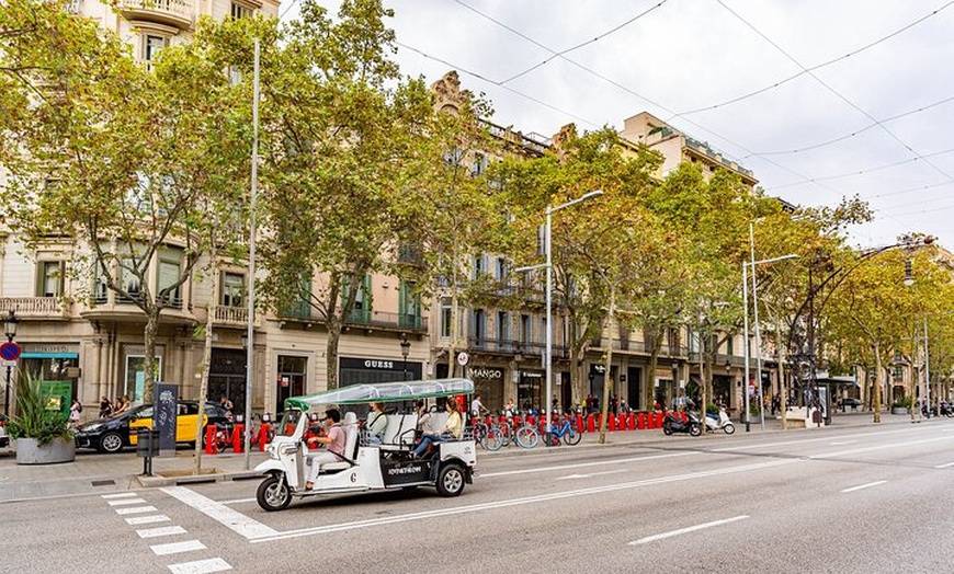 Image 8: Tour de Bienvenida a Barcelona en Eco Tuk Tuk Privado