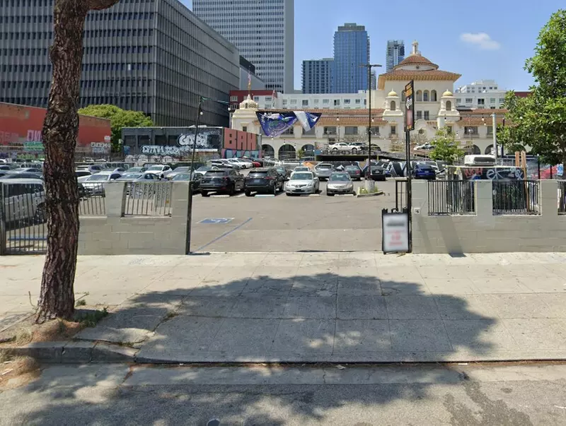 Parking at 1123-1137 S. Main St. Lot