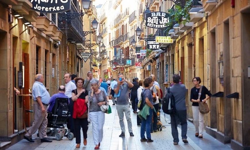 Image 4: Recorrido a pie por San Sebastián con un pintxo y una bebida