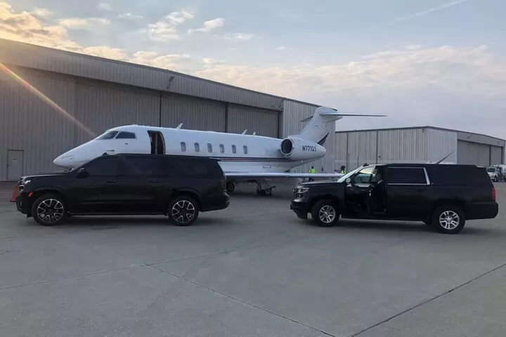 Curbside SUV Transfer from ORD to Downtown Chicago - Primary Image