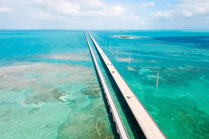 Full-Day Key West Tour and Coral Reef Snorkeling with Open Bar