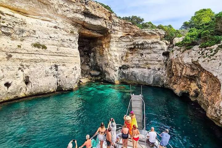 Excursión en barco durante todo el día, comida y traslado incluidos.