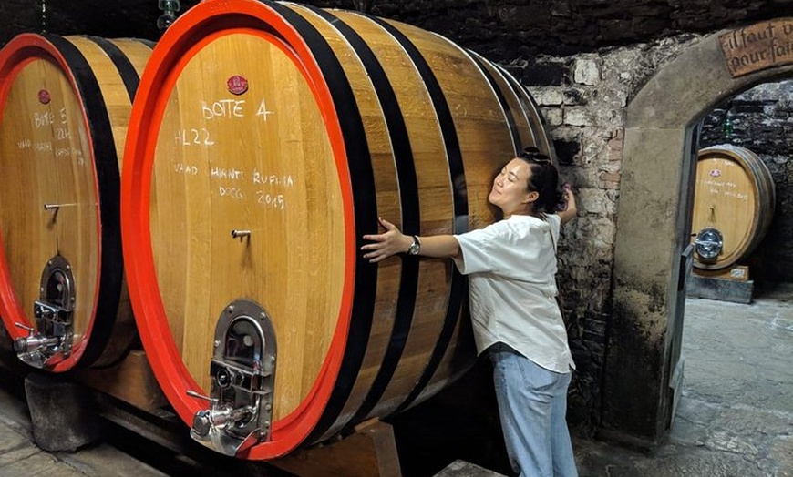 Image 2: Degustazione di vini presso una cantina medievale in Chianti - Toscana