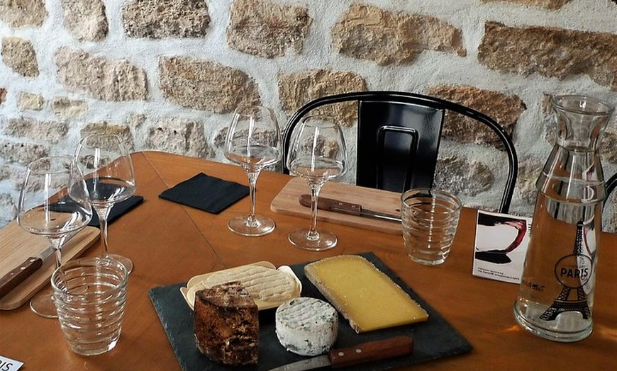 Image 1: Expérience d'accord vins et fromages à Paris en petit groupe