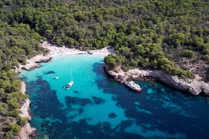 Excursión en barco durante todo el día, comida y traslado incluidos.