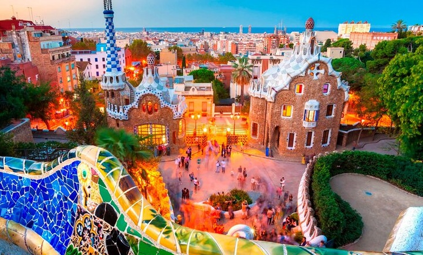 Image 1: Recorrido privado personalizado por la ciudad de Barcelona de día c...