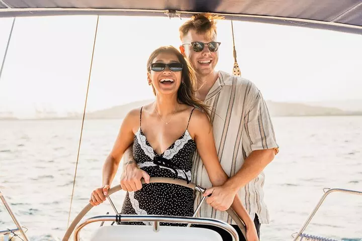 Crucero al atardecer en Barcelona liderado por Young & Local Captain