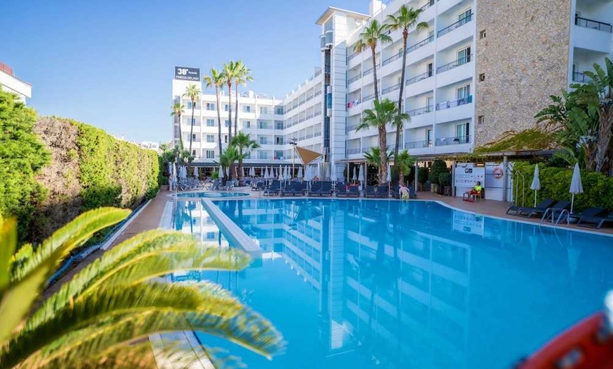 Image 33: ✈ COSTA BARCELONA | Pineda de Mar - Hotel Pineda Splash 4* - Baseny